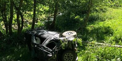 Das Auto war sich mehrmals überschlagend erst nach 100 Metern zum Stillstand gekommen. Der Fahrer starb noch auf der Unfallstelle.