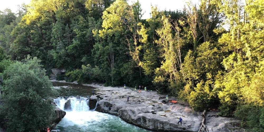 Bei der Thurbrücke zwischen Brübach und Henau gerieten zwei Personen in einen Wasserfall. Die Suche nach ihnen verlief bis am späten Sonntagabend ergebnislos.