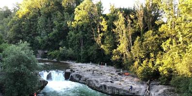 Bei der Thurbrücke zwischen Brübach und Henau gerieten zwei Personen in einen Wasserfall. Die Suche nach ihnen verlief bis am späten Sonntagabend ergebnislos.