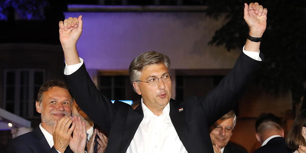 Der alte und neue Premierminister Kroatiens, Andrej Plenkovic (Bildmitte), lässt sich nach dem überzeugenden Wahlsieg bei den Parlamentswahlen feiern.