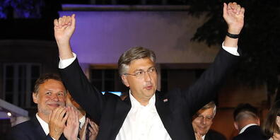 Der alte und neue Premierminister Kroatiens, Andrej Plenkovic (Bildmitte), lässt sich nach dem überzeugenden Wahlsieg bei den Parlamentswahlen feiern.