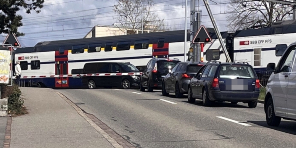 Der Albtraum jedes Autofahrers: Die Bahnschranken schliessen sich, der Zug rollt an.