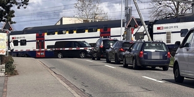 Der Albtraum jedes Autofahrers: Die Bahnschranken schliessen sich, der Zug rollt an.