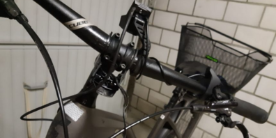 Velo mit zerstörtem Scheinwerfer und diversen weiteren Schäden