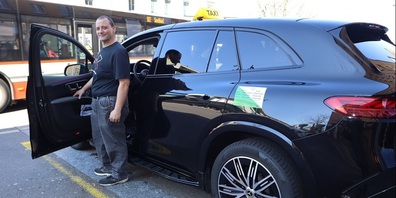 Fabian Häusermann steht mit seinem Taxi am Bahnhof Frauenfeld für die Kundschaft bereit.