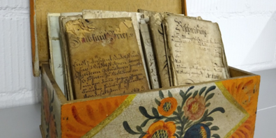 Christian Voldum entschloss sich, die historische Holzkiste dem Stadtarchiv Uster zu schenken.