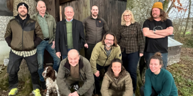 Jagdgesellschaft Russikon Tannenberg (v.l.n.r.): Manuel Häfliger, Roger Eckert, Thomas Küng, Matthias Mettler, Katja Gerber, Lothar Denzler, Springerspaniel Buddy, Manfred Wismer, Stefan Rechsteiner, Simone Höhn, Carmen Frohofer
