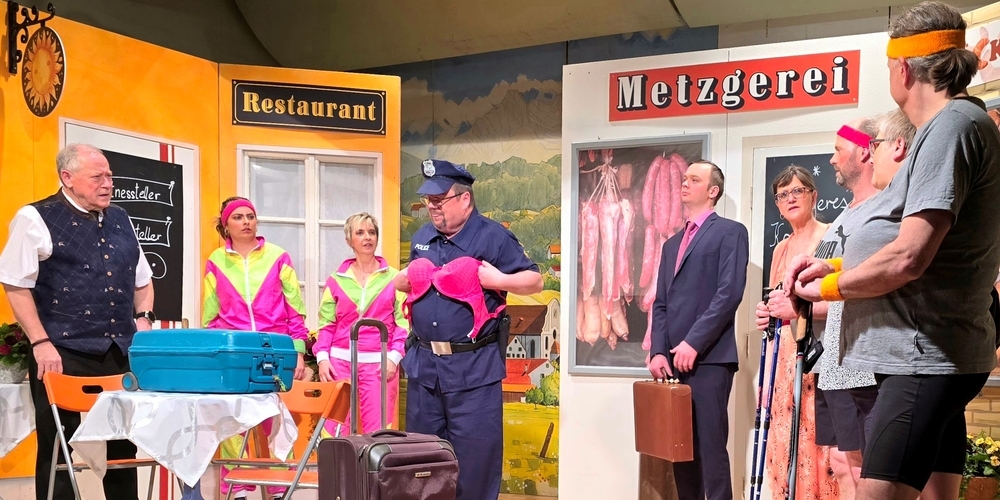 Turbulentes Theater Bänggä. Vor dem Restaurant Sonne geht die Post ab – und die Lacher sind dem Ensemble sicher!
