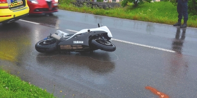 Ein 27-Jähriger stürzte auf der Uznacherstrasse mit diesem Motorrad und wurde unbestimmt verletzt.