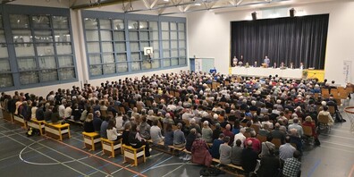 Der grösste Aufmarsch an einer Oberuzwiler Bürgerversammlung seit dem Jahr 2016. 442 Stimmberechtigte nahmen teil (10,65%) und erwiesen dem neuen Gemeinderat die Ehre.