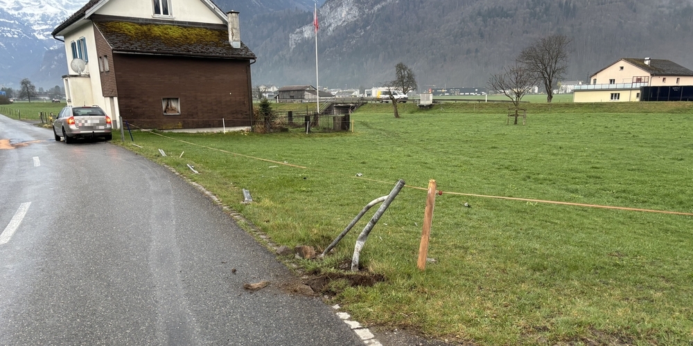 Mehrere Pfosten wurden umgemäht, am Auto entstand grosser Sachschaden und die Strasse musste wegen austretendem Öl gereinigt werden.