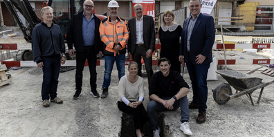 v.l.n.r.: Erich Niklaus (Architekt), Beat Gmünder (Projektleiter Stadt), Yves Andreas (Projektleiter TU), Mark Eberli (Stadtpräsident), Rosa Pfioster (Stadträtin), Andreas Müller (Stadtrat), vorne: Marco Bösch und Barbara Landolt (Schulleitung)