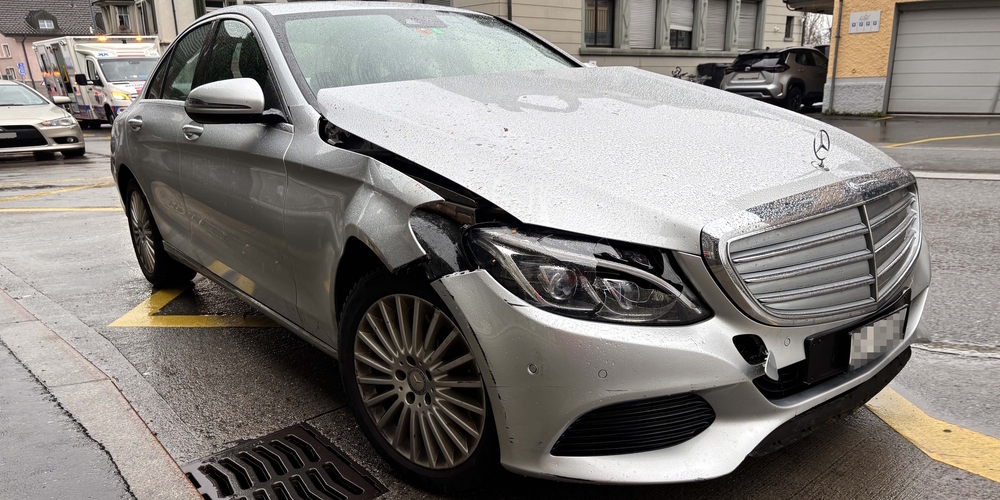 Mit diesem Mercedes erfasste ein 81-jähriger Lenker eine 91-jährige Frau, die mit ihrem Rollator die Zürcherstrasse in Siebnen überquerte.