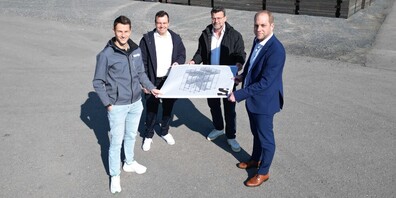 Rhema-Messeleiter Michael Dietrich (v. l.) sowie Fabian Sonderegger, Christian Häle und Matthias Hutter von der Sonnenbau-Gruppe auf der Allmend in Altstätten, wo der «Sonnenbau-Tower» aufgestellt wird