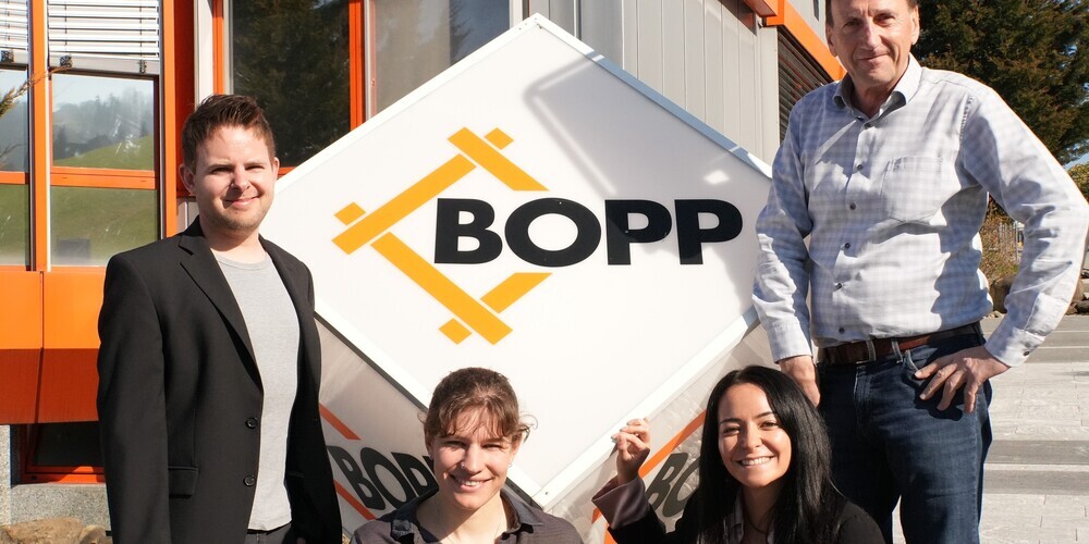 Bopp mit Patrick Vögeli, Willi Langenegger, Communication Manager, und Victoria Gräfensteiner freuen sich über die sportlichen Erfolge von Mountainbikerin Ronja Blöchlinger (links unten)