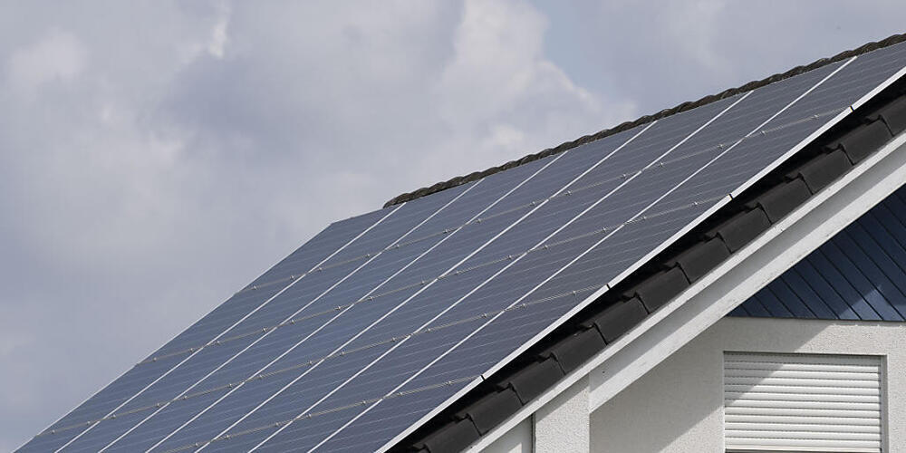 Die CKW erhöht die Mindestvergütung für Strom aus kleinen Photovoltaikanlagen. (Symbolbild)