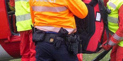 Ein 43-jähriger Mann musste nach einem Arbeitsunfall ins Spital geflogen werden. (Symbolbild)