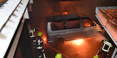 Beim Eintreffen der Feuerwehr stand ein Auto in Vollbrand.