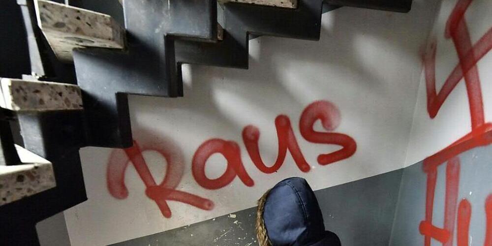 Hakenkreuz-Schmierereien in einem Treppenhaus: Das vom Bund vorgeschlagene Verbot von Nazi-Symbolen geht den Regierungen der Kantone Solothurn und Aargau zu wenig weit. (Symbolbild)