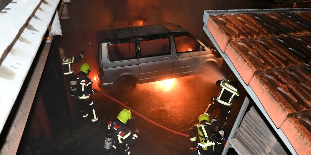 Durch den Brand in Unterterzen wurden vier Autos und ein Gebäude beschädigt. Der Sachschaden beträgt mehrere zehntausend Franken.