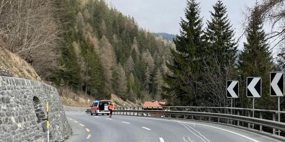 Der Motorradfahrer stürzte über die Leitplanke, konnte sich aber eine Zeitlang aussen an der Strassenstützmauer festhalten.