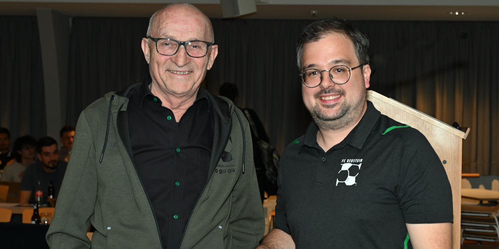 Präsident Daniel Knöpfel (rechts) ehrt Peter Hengartner, der 25 Jahre lang Kassier der Gönnervereinigung war