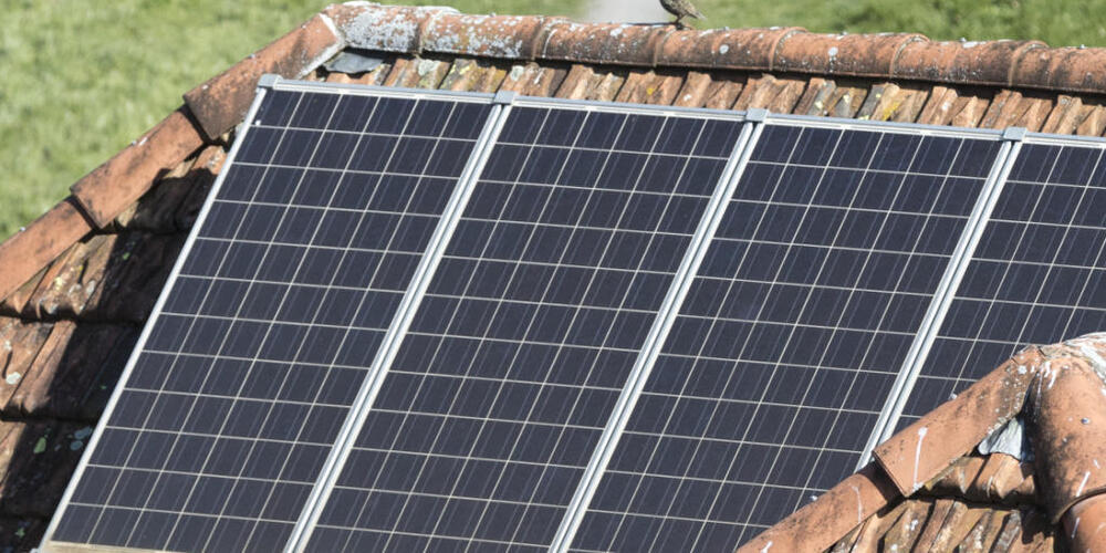 Solaranlagen produzieren im Sommer zur Mittagszeit besonders viel Strom. (Archivaufnahme)