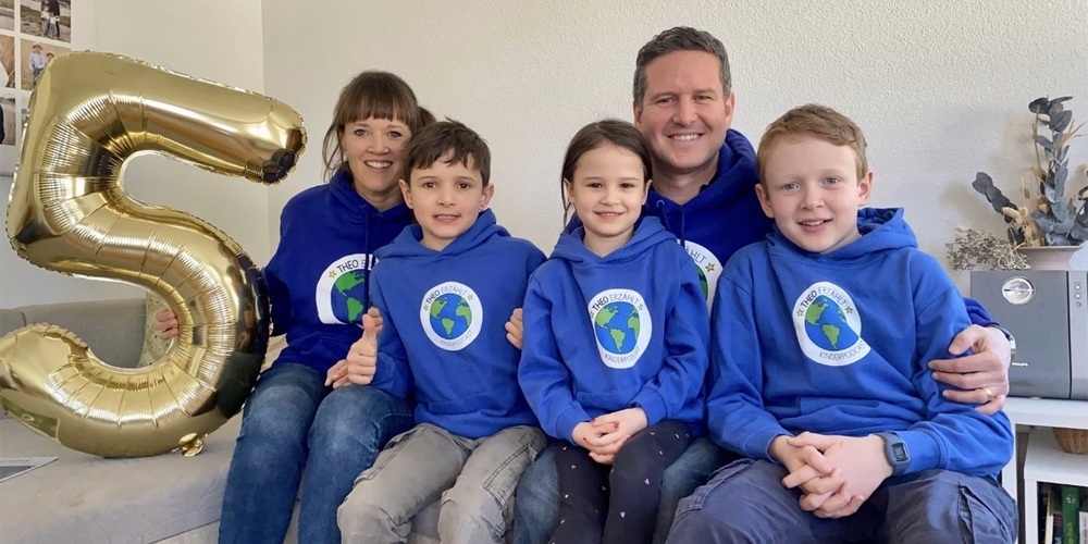 Familie Salis aus Schmerikon. 5 Jahre Erfolg mit dem kostenlosen Kinderpodcast «Theo erzählt».  Ein Crowdfunding soll das Buch zum Podcast möglich machen.
