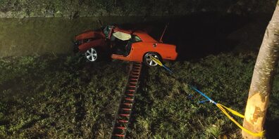 Der 62-jährige Fahrzeuglenker musste von der Feuerwehr aus dem Auto befreit werden. 