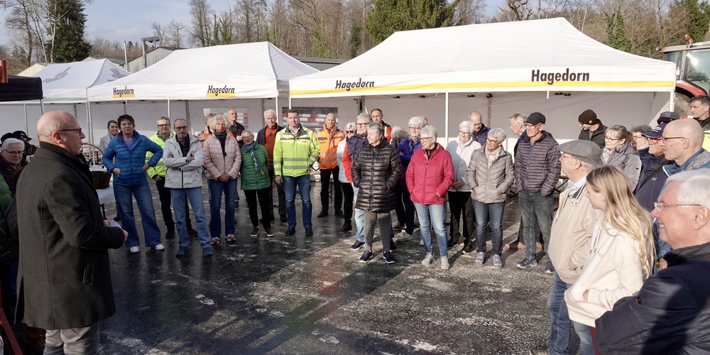 Ca. 50  Anwohner folgten der Baustellenbesichtigung mit Bauchef Ueli Dobler und Stefan Bischof.