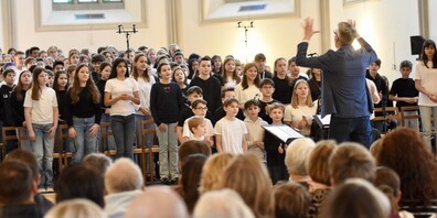 220 Schülerinnen und Schüler der 5. Klassen bilden den Chor.
