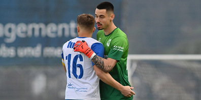 Leon Merkas (r.) und die Abwehr Tuggens wurden einmal bezwungen; links Andrei Herlea.