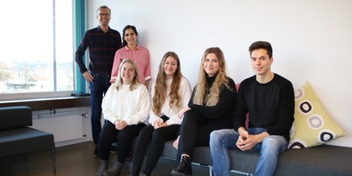 Die Pilot-Lehrlinge am OZ Buechenwald (v.l.):  Michael Schiess, Iva Dilerovic, Luana Oderbolz und Federica Bordini mit ihrer Betreuerin Claudia Jakob und Schulleiter Thomas Eberle. 