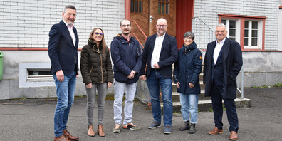 Freuen sich auf die neue Nutzung des ehemaligen Schulhauses Hof in Flumserberg:  Christoph Gull, Nicole Marthy und Rolf Gadient von der Gemeinde Flums sowie Thomas Köster, Ramona Deplazes und Mario Gnägi vom Heilpädagogischen Zentrum Seidenbaum in Trübbach (von links).