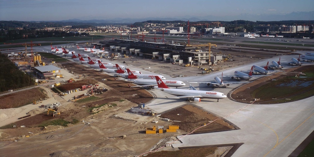 Das Dock E stand im Bau, als die Swissair gegroundet wurde.