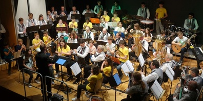 Erfolgreiches Projekt: Zwei Dutzend Kinder und Jugendliche der Musikschule Uznach und der Jugendmusik Kaltbrunn-Uznach eröffnen zusammen mit dem Musikverein Harmonie das Jahreskonzert.