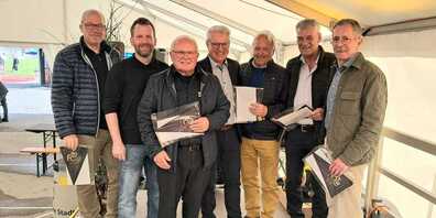 Von links: Stadtpräsident Ruedi Mattle, FCA-Präsident Andreas Broger, Hauptsponsor Walter Wüst, Moderator Victor Rohner und die Podiumsteilnehmer Max Alabor, Stefan Schweizer und Ernst Hasler