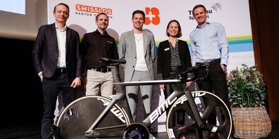 Die Teilnehmerin und Teilnehmer des Sportforums 2025 (von links): Sven Sarbach, Hanspeter Betschart, Alex Vogel, Regierungsrätin Denise Neuweiler und Martin Leemann.