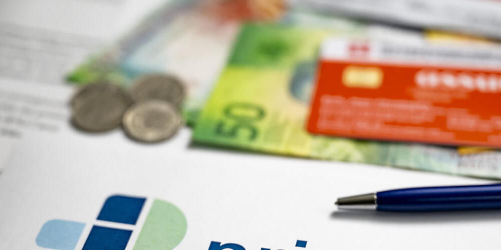 Im Kanton Schaffhausen sollen die Steuerzahlerinnen und Steuerzahler höhere Abzüge für Krankenkassenprämien geltend machen können. Der Kantonsrat hat einen Vorstoss mit dieser Forderung an den Regierungsrat überwiesen.