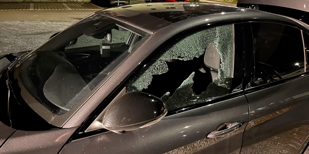 In allen zwölf Fällen wurden jeweils die Scheiben des Autos eingeschlagen, um an die Wertsachen im Innern der Fahrzeuge zu gelangen.