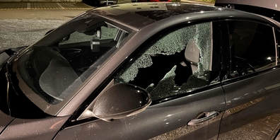 In allen zwölf Fällen wurden jeweils die Scheiben des Autos eingeschlagen, um an die Wertsachen im Innern der Fahrzeuge zu gelangen.