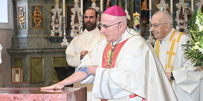 Die Altar-Oberfläche wurde von Diözesanbischof Joseph Maria Bonnemain mit Weihwasser besprengt und mit dem Heiligen Öl gesalbt.