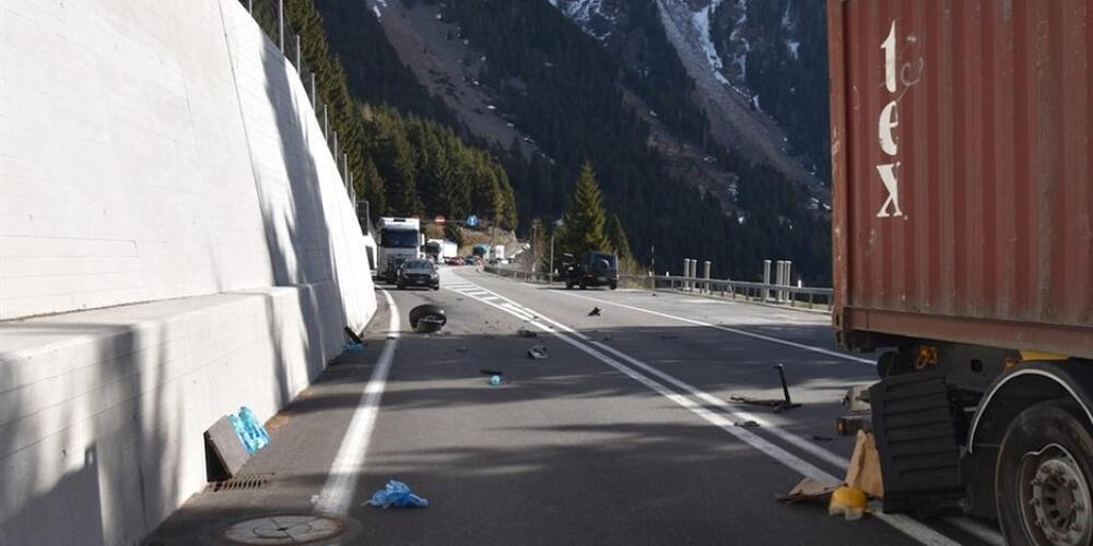 Der Lastwagenchauffeur habe "geistesgegenwärtig" seinen Sattelschlepper auf die freie Spur gesteuert und so eine Frontalkollision verhindert, schrieb die Kantonspolizei.