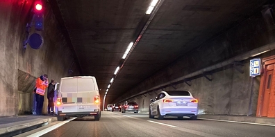 Der rundum beschädigte Lieferwagen (l.) musste von einem Abschleppdienst von der Unfallstelle wegtransportiert werden. 