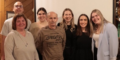 Sie unterstützen den Verein durch langjährige Treue und Einsatz (hinten, v.l.): Andi Schmucki, Daria Felber, Fiona Raschle, Janine De Pizzol, Lena Felber, (vorne, v.l.): Manuela Gadient und René Gadient.