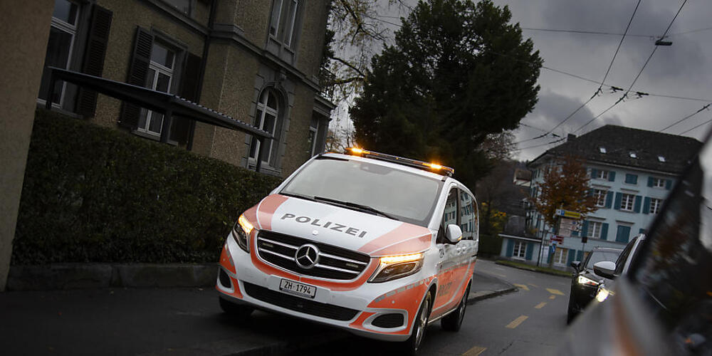 Die Stadtpolizei Winterthur wurde am Montag zu einer Schlägerei in einer Privatschule gerufen. Bei den beiden Beteiligten wurden verbotene Waffen sichergestellt. (Symbolbild)