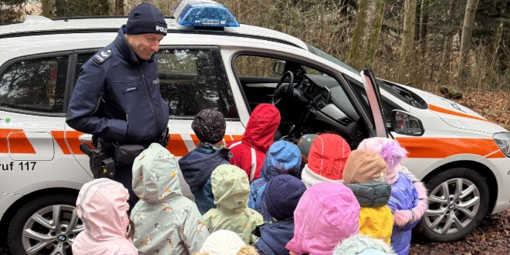 Der Besuch der Polizisten – inklusive Polizeiauto – sorgte für strahlende Gesichter