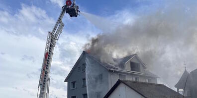 Der Brand brach im Dach eines Mehrfamilienhauses in Marbach SG aus.