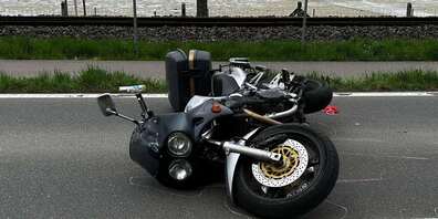 Der Motorradfahrer wurde beim Unfall mittelschwer verletzt. 