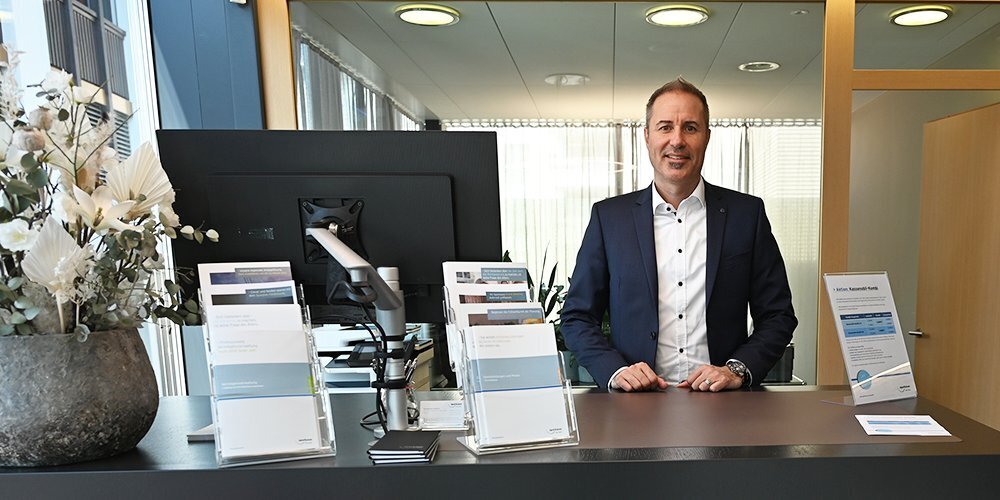 Roger Köpfli ist Niederlassungsleiter der Sparkasse in Altendorf. Mit dem Start der neuen Niederlassung sind er und seine Arbeitskollegen zufrieden. 